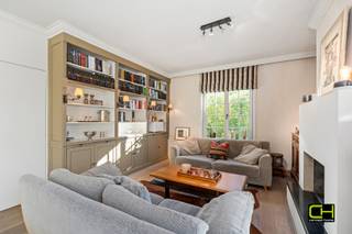 Deze open bebouwing is gelegen in een rustige en residentiële wijk in Lovendegem, met een vlotte verbinding naar Gent en omringende gemeenten. Winkels, scholen en openbaar vervoer liggen bovendien in de directe omgeving. De woning combineert een aangename ligging met ruimte, comfort en energiezuinig wonen, en situeert zich op een perceel van 569 m² met een bewoonbare oppervlakte van 251 m². <br /><br />Via de inkomhal met gastentoilet betreedt u de woning. Op het gelijkvloers geniet u van een lichtrijke woonkamer en een volledig geïnstalleerde keuken. Verder is er een praktische berging, een wasplaats en een bureauruimte aanwezig. <br /><br />Op de eerste verdieping bevinden zich drie volwaardige slaapkamers, elk uitgerust met ingemaakte kasten wat zorgt voor een optimaal ruimtegebruik. Daarnaast zijn er twee badkamers en een extra bergruimte aansluitend aan één van de slaapkamers. <br /><br />Verder beschikt de woning over een zolder, een aangenaam terras en een zonnige volledig afgesloten tuin, perfect om in alle rust van het buitenleven te genieten. <br /><br />Met een EPC-score B, conforme elektriciteitskeuring en de aanwezigheid van zonnepanelen, is deze woning bovendien energiezuinig en instapklaar, zonder renovatieverplichting. <br /><br />Bezoekmomenten donderdag 23 april'26 en zaterdag 25 april'26 <strong>VOLZET. </strong>U kan het pand nog bezichtigen op <strong>vrijdag 24 april'26 van 15u00 tot 17u00</strong>, mits het maken van een afspraak via 09 395 05 40 of verkoop@concept-home.be