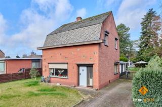 Deze knusse, te renoveren woning is gelegen op een mooi perceel van 8a62ca. Indeling gelijkvloers: inkomhal, woonkamer, keuken, badkamer met apart...