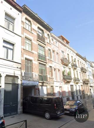 <br />Deze unieke garage biedt een uitstekende gelegenheid voor zowel investeerders als ondernemers. De garage is ideaal gelegen voor het drijven van handel en biedt verschillende faciliteiten die het een veelzijdige en aantrekkelijke eigendom maken.<br /><br />Kenmerken van de garage:<br /><br />Ruime kelder/stockruimte: Perfect voor opslag van materialen, voorraden of apparatuur.<br />Bureelruimtes: Voorzien van meerdere kantoren, wat het beheer en de administratie van uw bedrijf vergemakkelijkt.<br />Sanitair: Volledig uitgerust met sanitaire voorzieningen voor het comfort van uw personeel en klanten.<br />Momenteel verhuurd: De garage is momenteel verhuurd aan een garagist, wat betekent dat er al een betrouwbare huurder aanwezig is die zorgt voor een directe inkomstenstroom.<br />Locatie:<br />De garage is strategisch gelegen, wat het ideaal maakt voor commerciële activiteiten. De uitstekende bereikbaarheid en zichtbaarheid zorgen ervoor dat uw bedrijf gemakkelijk te vinden is voor klanten en leveranciers.<br /><br />Voor meer informatie:<br />Bent u geïnteresseerd in deze geweldige kans? Neem dan contact op met IMMO STORE voor meer informatie of om een bezichtiging te plannen. Dit is een unieke kans om een goed uitgeruste garage op een toplocatie te bezitten!02/203.03.03