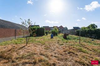 Verrassend ruime woning van 11 meter breed op groot zonnig perceel en bovendien ook prima geschikt als kangoeroewoning vanwege een aparte studio op het gelijkvloers. De woning is grotendeels vernieuwd en beschikt over een zeer ruime lichte living met mooie open keuken voorzien van alle toestellen, nieuwe vloeren en voldoende bergingen. Gelijkvloers vinden we een comfortabele badkamer met ligbad en douche. Tevens een wasplaats voorzien en een grote ruime verandakamer met uitzicht op het terras en op de zeer diepe tuin. De extra diepe garage is handig voor wagens of ideaal als werkhuis of stalling. De zeer diepe zonnige tuin is voorzien van een waterput en geeft de mogelijkheid voor een moestuin of het houden van dieren. De gerenoveerde studio bevindt zich ook op het gelijkvloers en is bereikbaar via een eigen ingang aan de straatzijde en bestaat uit een leefruimte met kitchenette, douchekamer en slaapkamer, ideaal voor inwonende familie, vrienden of voor (vakantie)verhuur.  
Kortom een grote woning geschikt voor divers gebruik, ook met mogelijkheid voor een kantoor of praktijkruimte aan huis te voorzien. Centrale ligging in Schoonbroek (Retie), vlakbij de autosnelweg E-34 naar Nederland en Antwerpen, tevens scholen en openbaar vervoer in de directe omgeving. Neem contact op voor meer informatie of een bezichtiging! 
Oppervlaktes en afmetingen zijn indicatief en gebaseerd op het EPC.
