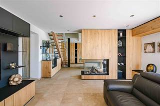 <p><span>MOERBEKE –</span><span> Bent u op zoek naar een kwalitatieve en instapklare woning met zicht op de velden?</span></p><p><span>Dan is deze karaktervolle villa misschien wel iets voor u!</span></p><p><span> </span></p><p><span>De belangrijkste kenmerken in een notendop:</span></p><ul><li><span>Instapklare woning met zicht op de Bosberg en de omliggende velden</span></li><li><span>Scholen, winkels, openbaar vervoer in de onmiddellijke omgeving</span></li><li><span>Zeer vlotte verbinding naar Geraardsbergen, Edingen, E429 richting Brussel en Rijsel </span></li><li><span>4 slaapkamers en 2 badkamers</span></li><li><span>Extra bureauruimte en speelkamer - ideaal voor vrij beroep</span></li><li><span>Ruim perceel en uitgestrekte tuin (Z-W)</span></li><li><span>Zeer grote veranda (54m²) </span></li><li><span>Hoogwaardige en duurzame materialen</span></li><li><span>EPC A, vloerverwarming, warmtepomp, airco, domotica, zonnepanelen (51), laadpunt,...</span></li><li><span>Kelder en zolder aanwezig</span></li><li><span>Richtprijs €819.000</span></li></ul><p><span> </span></p><p><span>Zo ziet de woning er uit: </span></p><p><span>De inkomhall met vestiaire en ingemaakte kasten. Gastentoilet en toegang tot de kelder. Een ruim bureau en speelkamer. De leefruimte (45m²) bestaat uit een zit- en eetplaats die gescheiden wordt door een doorkijk sierhaard. De hyper ingerichte open eiken keuken (30m²) met eiland en graniet werkblad en voorzien van alle comfort (oven, stoomoven, microgolf, koelkast en diepvries, inductie kookplaat met 6 bekkens van de merken Liebherr, SMEG, Novy). Zeer ruime veranda met ingebouwde zonnepanelen. </span></p><p><span>Op de verdieping de master bedroom met wc en dubbele wastafel, mogelijkheid om douche te plaatsen en extra berging. Twee grote kinderkamers en de tweede badkamer met inloopdouche, dubbele wastafel en wc. Een vierde zeer ruime kamer op de zolderverdieping met potentieel voor extra badkamer.</span></p><p><span>Ruime oprit en garage - de Zuid-West gerichte tuin met zicht op de velden.</span></p><p><span> </span></p><p><span><br /><br /></span></p><p><span> </span></p><p><span> </span></p>