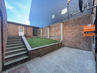 Ontdek dit appartement op een centrale ligging in Middelkerke, op wandelafstand van de zee. Gelegen op de -1 verdieping van een kleine en rustige residentie, biedt dit appartement een aangename combinatie van comfort en functionaliteit.<br />Het appartement beschikt over een lichtrijke woonkamer met aansluitend een praktische keuken. Verder zijn er twee volwaardige slaapkamers en een badkamer uitgerust met een douche.<br />Een extra troef zijn de twee inbegrepen bergingen, die zorgen voor voldoende opslagruimte. Daarnaast kan u genieten van een gezellig terras, gelegen aan de rustige binnenkoer – de perfecte plek om te ontspannen.