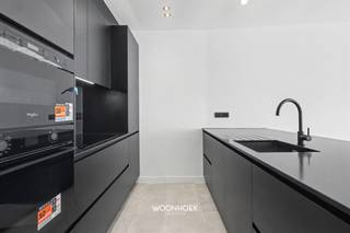 <p>MAISON CONVIVIALE ET MODERNE À WAASMUNSTER</p><p>Cette maison élégamment rénovée à Waasmunster offre un mélange parfait entre confort contemporain et agencement pratique. Avec une surface habitable de 123 m², c'est un choix idéal pour les familles ou les couples à la recherche d'une maison facile à entretenir mais entièrement équipée.</p><p>POINTS FORTS DE L'INTÉRIEUR</p><p>La maison dispose de trois chambres, ce qui offre suffisamment d’espace pour une famille ou un bureau. L’agencement est bien pensé et fonctionnel, avec un espace de vie lumineux et ouvert qui s’intègre parfaitement à une cuisine moderne et équipée. La cuisine bénéficie de finitions haut de gamme, avec des placards sur mesure noirs et un îlot de cuisine fonctionnel, parfait pour préparer les repas.</p><p>La seule salle de bains a été entièrement modernisée avec deux lavabos élégants, une douche à l'italienne dotée d'une paroi en verre et des finitions de grande qualité. Tous les équipements sanitaires sont haut de gamme et garantissent un confort quotidien luxueux.</p><hr /><p>ÉTAGES & T CIRCULATION</p><p>L'escalier aux marches en bois relie les niveaux avec élégance. La luminosité apportée par les baies vitrées crée une ambiance de vie agréable à tous les étages.</p><p>ESPACE EXTÉRIEUR</p><p>La propriété dispose d’un jardin arrière très attrayant, doté d’un dallage réalisé par des professionnels et d’une pelouse bien entretenue. Des clôtures en bois garantissent l'intimité et protègent des regards extérieurs. Cet espace extérieur est idéal pour se détendre et convient parfaitement aux familles avec des enfants ou des animaux de compagnie. Les arbres verdoyants qui entourent le jardin créent une atmosphère sereine.</p><br /><hr /><p>ÉQUIPEMENTS</p><p>La maison est équipée d’installations modernes, notamment d’un circuit électrique bien pensé. Un espace de rangement pratique et une cave offrent suffisamment d’espace de stockage.</p><p>EMPLACEMENT</p><p>Située dans la charmante commune de Waasmunster, la maison bénéficie d’une façade centrale donnant sur la rue et d’une bonne accessibilité. Elle allie un caractère rural à des équipements modernes.</p><p>Cette maison est un excellent choix pour ceux qui recherchent une propriété joliment rénovée, alliant caractère et confort moderne.</p><p>Vous recherchez une maison alliant authenticité et potentiel ? Contactez-nous au 09 310 77 07 ou à l'adresse info@woonhoekvastgoed.be pour une visite.</p>