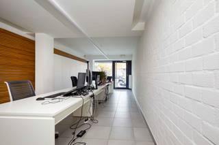 Roeselare-stadsrand. Trendy kantoorruimte van 100-125m² op het 2de, gelegen in een recent energiezuinig kantoorgebouw. Uiterst visueel en...