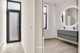 Deze mooi gerenoveerde woning in Gent combineert comfort met een moderne uitstraling. Het huis beschikt over vier ruime kamers die flexibel kunnen worden ingericht, ideaal voor gezinnen of thuiswerkers. De lichte en ruime badkamer is prachtig afgewerkt, wat zorgt voor een ontspannen sfeer.<br /><br />De volledig ingerichte keuken vormt het hart van het huis, perfect voor kookliefhebbers en gezellige diners met familie en vrienden. Verder beschikt de woning over een charmante tuin, een fijne buitenruimte om te ontspannen of te tuinieren.<br /><br />Daarnaast is de woning uitgerust met zonnepanelen, wat bijdraagt aan een lage energiekost en een duurzame levensstijl. De locatie is uitstekend: op fietsafstand van het bruisende centrum van Gent en vlakbij diverse winkels, scholen en gezellige restaurantjes. Zo geniet u van het beste van beide werelden: rust en bereikbaarheid. Voor afspraken bel Alain 0475/514-663 of via mail adj@entree.be