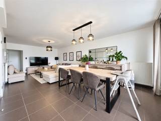 <p><span>Prachtig, instapklaar appartement met 2 slaapkamers, terras en 2 ondergrondse parkeerplaatsen</span></p><p><span><br />Bent u op zoek naar een uitstekend onderhouden eigendom met een comfortabele indeling? Dit lichtrijke appartement op de tweede verdieping combineert een doordacht grondplan met een rustige ligging en een goede bereikbaarheid. Het pand is volledig instapklaar en onmiddellijk vrij bij akte.</span></p><p><span>Indeling</span></p><ul><li><span>Inkomhal: Bij binnenkomst bevindt zich aan de rechterzijde een ingebouwde vestiairekast en aan de linkerzijde een apart gastentoilet.</span></li><li><span>Leefruimte &amp; keuken: De royale woonkamer geniet van veel natuurlijk lichtinval en biedt direct zicht op het aansluitende terras. De gedeeltelijk open keuken is volledig uitgerust met kwalitatieve Siemens-inbouwtoestellen. Direct naast de keuken bevindt zich een functionele voorraadberging.</span></li><li><span>Terras: Het terras is afgewerkt met een houten vloer en vormt een rustige buitenruimte om in alle privacy te ontspannen.</span></li><li><span>Badkamer &amp; slaapkamers: De badkamer is voorzien van een douche en een tweede toilet. De 2 volwaardige slaapkamers zijn rustig gelegen aan de achterzijde en kijken uit op de gemeenschappelijke tuin.</span></li></ul><p><span>Ondergrondse verdieping &amp; extra's<br />Via een comfortabele inrit naast het gebouw heeft u toegang tot de ondergrondse parkeergarage. Hier beschikt het appartement over:</span></p><ul><li><span>2 vaste parkeerplaatsen met ruimte voor twee voertuigen.</span></li><li><span>Een private kelderberging voor extra opslagruimte.</span></li><li><span>Toegang tot de gemeenschappelijke fietsenstalling.</span></li></ul><p><span>Troeven:</span></p><ul><li><span>Onmiddellijk beschikbaar bij het verlijden van de akte.</span></li><li><span>Volledig uitgerust met keukentoestellen van het kwaliteitsmerk Siemens.</span></li><li><span>Inclusief 2 vaste ondergrondse parkeerplaatsen.</span></li></ul><p><span>Rustig gelegen slaapkamers met een groen uitzicht op de gemeenschappelijke tuin.</span></p>