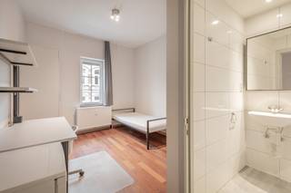 Deze studentenkamer gelegen op de Diestsestraat te Leuven geniet van een uitstekende centrumlocatie. De centrale ligging in het...