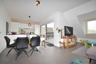 Ruim, Luxueus en lichtrijk duplexappartement met West-gericht terras, rustig gelegen, doch in het centrum van Lichtaart.Verschillende faciliteiten in...