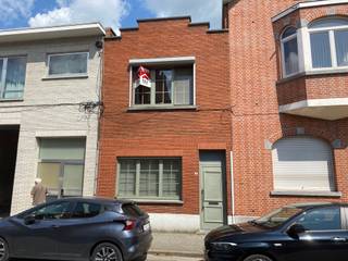 <p>Te huur: gesloten bebouwing in Mechelen met 2 slaapkamers en garage</p><p><br /></p><p>Let op: deze woning komt pas vrij op 01/11/2026</p><p><br /></p><p>Deze woning combineert een praktische indeling met een aangename ligging aan de stadsrand van Mechelen. De woning beschikt over 2 grote slaapkamers, een ruime keuken en een garage, ideaal voor wie comfortabel wil wonen met extra bergruimte of parkeermogelijkheid. Dankzij de vlotte verbindingen en de nabijheid van openbaar vervoer geniet u hier van een goede bereikbaarheid. Bovendien zorgt het EPC-label C voor een degelijke energieprestatie. Een interessante opportuniteit voor wie een huis wil huren in Mechelen.</p><p><br /></p><p>Belangrijkste ruimtes</p><p>• Living met aangename leefruimte en veel mogelijkheden</p><p>• Ruime keuken met plaats voor een eethoek</p><p>• Badkamer functioneel ingericht</p><p>• 2 grote slaapkamers met comfortabele indeling</p><p>• Berging voor extra opslagruimte</p><p>• Terras en koer, ideaal om buiten te genieten</p><p>• Garage met praktische parkeermogelijkheid</p><p><br /></p><p>Troeven</p><p>• 2 grote slaapkamers</p><p>• Garage inbegrepen</p><p>• Ruime keuken</p><p>• Topligging</p><p><br /></p><p><strong>Interesse?</strong></p><p>Klik op de knop &quot;neem contact op&quot;, daarna ontvangt u een mail. Gelieve de stappen in deze mail te volgen om u kandidaat te stellen.</p><p><br /></p><p>JOUW DROOMHUIS. ZO GEVONDEN!</p>