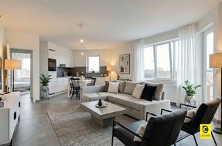 <p><span>CHARMANT APPARTEMENT MET VEEL NATUURLIJK LICHTINVAL </span></p><p><span>Ontdek dit aantrekkelijke appartement van 78 m² (cfr. EPC), gelegen in een verzorgd gebouw met lift. Dit lichtvolle appartement  heeft een open, functionele indeling die optimaal gebruik maakt van de ruimte.</span></p><p><span>Licht en Ruimte</span><span><br /></span><span>De woonkamer is voorzien van grote ramen die een overvloed aan natuurlijk licht binnenlaten, waardoor het interieur een warme en uitnodigende uitstraling krijgt. De doorlopende ruimte creëert een moderne en flexibele leefomgeving, waar wonen, koken en eten naadloos in elkaar overgaan.</span></p><p><span>Keuken en Terras</span><span><br /></span><span>De goed uitgeruste keuken biedt voldoende werkblad en opbergruimte, perfect voor de kookliefhebber. Het lichtrijke terras aan de woonkamer biedt de ideale plek om van het uitzicht te genieten of te ontspannen.</span></p><p><span>Slaapkamer en Badkamer</span><span><br /></span><span>De ruime slaapkamer biedt voldoende ruimte voor een groot bed en een extra werkzone. Ook hier zorgen de grote ramen voor veel daglicht en prachtige vergezichten. De badkamer is uitgerust met een ligbad met douchewand, dubbele wastafel en praktische opbergruimte. Het toilet is apart.</span></p><p><span>Extra voordelen van het appartement</span><span>:</span></p><ul><li><span>Bewoonbare oppervlakte van 79 m² (cfr. EPC)</span></li><li><span>Panoramisch uitzicht</span></li><li><span>Lichtrijk terras</span></li><li><span>Gunstige EPC (B-label)</span></li><li><span>Elektriciteit conform</span></li><li><span>Lift aanwezig</span></li><li><span>Gemeenschappelijke fietsen berging </span></li></ul><p><span>Een ideale appartement voor wie houdt van licht, ruimte en een rustige, centrale ligging in Wilrijk. Mis deze kans niet!</span></p>