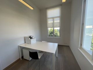 Deze ingerichte kantoren te huur bevinden zich in een karakteristiek herenhuis gebouwd door kunstenaar George Minne in 1908. De ligging aan de Kortrijksesteenweg in Sint-Martens-Latem brengt twee troeven: een uitstekende visibiliteit voor uw bedrijf, en een vlotte bereikbaarheid met zowel wagen als openbaar vervoer.De kantoren liggen namelijk nabij het station Gent Sint-Pieters en talrijke bus- en tramverbindingen, alsook vlakbij de E40, E17 en R4.Per ruimte zijn er enkele parkeerplaatsen voorzien. Extra parkeerplaatsen kunnen worden besproken. Beschikbare oppervlaktes:- 16 m²- 17 m²- 27 m²- 35 m²Voorzieningen:- Bureau, ladeblok, printer en telefoon- Databekabeling- Centraal onthaal- Diverse vergaderzalen- Douches- Kantoorbewaking- Badgesysteem Hebt u interesse in deze kantoren te huur in Sint-Martens-Latem? Aarzel dan niet om contact op te nemen met turner Gent via gent@turner.immo of 09 245 35 35.