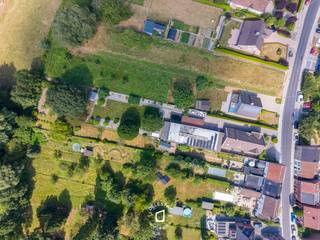 <strong>Op een uitstekende locatie in Okegem, vlakbij de N45 bevindt zich deze karaktervolle en uitstekend onderhouden villa met zalige tuin en ruime achterliggende werkplaats op een uitzonderlijk groot perceel van ca. 2.606 m². </strong>Deze veelzijdige eigendom biedt de perfecte combinatie van comfortabel wonen en professionele mogelijkheden. Dankzij de afzonderlijke werkruimte van ca. 272 m² is dit een ideale opportuniteit voor zelfstandigen, ondernemers, vrije beroepen, hobbyisten of wie nood heeft aan extra ruimte voor een atelier, opslag, praktijkruimte of andere invulling. De villa beschikt over <strong>een warme en tijdloze uitstraling</strong> en verwelkomt u via een ruime inkomhal die toegang geeft tot de <strong>lichtrijke leefruimtes.</strong> De gezellige woonkamer met salon en eetplaats vormt het hart van de woning en sluit aan bij de volledig uitgeruste keuken met voldoende werk- en opbergruimte. <strong>Op het gelijkvloers bevinden zich verder 2 ruime slaapkamers met praktische inbouwkasten, een moderne badkamer (vernieuwd in 2017), een apart toilet, een berging en een inpandige garage. De eerste verdieping biedt dankzij de ruime nachthal extra mogelijkheden als bureau, hobbyruimte of polyvalente kamer, aangevuld met 2 volwaardige slaapkamers, een 2de badkamer en een extra berging. De kelder zorgt bijkomend voor praktische opslag- en technische ruimte. </strong><strong>Buiten</strong> geniet de woning van een<strong> ruime voortuin, </strong>een brede oprit met automatische toegangspoort en <strong>voldoende parkeergelegenheid. </strong>De <strong>mooi aangelegde tuin </strong>vormt een echte troef en biedt rust, privacy en verschillende mogelijkheden om volop te genieten<strong>. Het ruime terras met buitenkeuken </strong>is de ideale plek voor gezellige momenten met familie en vrienden. Daarnaast beschikt de tuin over een buitenkeuken en aangename buitenruimtes waar ontspanning centraal staat. Achteraan bevindt zich<strong> de polyvalente werkplaats van ca. 272 m²,</strong> momenteel ingericht als praktische werk- en opslagruimte, maar met tal van mogelijkheden voor diverse activiteiten, een atelier, praktijkruimte, hobby of opslag. <strong>Technisch </strong>is deze eigendom uitgerust met centrale verwarming op stookolie, een warmtepompboiler, airconditioning, houten buitenschrijnwerk met dubbele beglazing, dakisolatie, een automatische toegangspoort én 23 zonnepanelen die bijdragen aan een energiezuiniger verbruik. Dankzij de ligging, de ruime percelen en de unieke combinatie van wonen, buitenleven en professionele mogelijkheden is dit een zeldzame opportuniteit voor wie op zoek is naar ruimte, comfort en flexibiliteit op een strategische locatie. <strong>EPC LABEL C. ELEK. CONFORM TOT 2048.</strong><br /><strong>Deze eigendom kan zowel verkocht worden via een klassieke verkoop onder registratierechten als via een verkoop van aandelen. </strong>