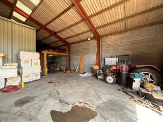 PLUSPUNTEN:+ bruikbare oppervlakte: +/- 180 m²+ loods ter opslag+ automatische poort van 3,80 m hoog+ onmiddellijk beschikbaar+ camerabewaking+...