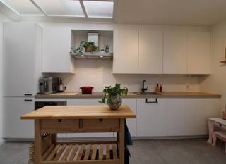 Prachtige woning op zeer gunstige ligging mét garage. Deze woning bestaat uit een ruime en lichte woonkamer met bureauruimte, open keuken (met combi-oven, ijskast, vaatwasser, keramische kookplaat, … ), inkomhal, badkamer met inloopdouche en lavabomeubel met kolomkast, apart toilet, kelderruimte, 2 ruime slaapkamers waarvan één voorzien is van een grote dressing, een wasplaats en een zeer ruim terras. Er zijn verschillende inbouwkasten voorzien. Daarnaast beschikt deze woning eveneens over een nabijgelegen grote garage. EPC:  234 kWh/m²jaar (label C). HP: € 1.050,- per maand (incl. garage)