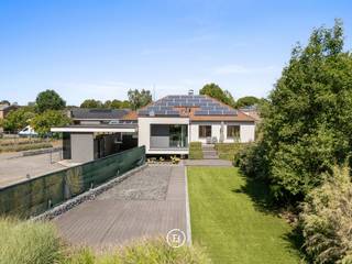 In de Polenstraat in Sleidinge bevindt zich deze uitzonderlijke woon-werkopportuniteit, strategisch en zichtbaar gelegen op een perceel van 1.997 m². De combinatie van een comfortabele moderne villa, een magazijn, momenteel een industriële bakkerij van circa 395 m², ruime parkeermogelijkheden en een uitstekende toegankelijkheid maakt deze eigendom bijzonder interessant voor ondernemers, zelfstandigen en investeerders.<br /><br />De villa verwelkomt u via een aangename inkomhal met vestiaire. De royale leefruimte vormt het warme hart van de woning en geniet dankzij de open haard van een gezellige sfeer. Aansluitend bevindt zich de volledig uitgeruste keuken, waar functionaliteit en comfort centraal staan. Ze beschikt onder meer over twee combiovens, een heteluchtoven, een teppanyakiplaat, een Amerikaanse koelkast en een industriële dampkap. Het afzonderlijke bureau biedt een rechtstreeks zicht op het magazijn en vormt een belangrijke troef voor wie wonen en werken efficiënt wil combineren. Verder omvat de woning drie volwaardige slaapkamers, een comfortabele badkamer met ruime inloopdouche en toilet, en een grote ondergrondse berging die heel wat extra opslagruimte biedt. Buiten geniet u van een verzorgd aangelegde tuin en verschillende terrassen met een open uitzicht en veel privacy. De woning is asbestvrij.<br /><br />Het magazijn heeft een oppervlakte van circa 395 m² en biedt tal van mogelijkheden voor commerciële, ambachtelijke, logistieke of praktische doeleinden. Bij het binnenkomen treft u een afzonderlijke ontvangstruimte met toilet, die toegang geeft tot een grote, open en flexibel in te richten ruimte. De aanwezige rekken kunnen worden behouden of eenvoudig verwijderd, terwijl de machines door de huidige gebruiker worden weggehaald. Dankzij de brede, vergunde op- en afrit is het magazijn vlot toegankelijk voor zwaar vervoer. De toegangspoort heeft een hoogte van circa 3,60 meter en de nokhoogte bedraagt circa 5,10 meter. Op het terrein zijn bovendien ruime parkeermogelijkheden aanwezig.<br /><br />Het magazijn is momenteel verhuurd (eindigt 2027) en genereert een interessante commerciële huuropbrengst. Hierdoor vormt deze eigendom niet alleen een unieke combinatie van comfortabel wonen en professioneel ondernemen, maar eveneens een aantrekkelijke investeringsopportuniteit. Zonnepanelen, een zonneboiler en een regenwaterput vervolledigen het geheel.