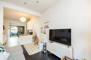 <p><span>Op zoek naar een gezellige stadswoning vlakbij het centrum van Mechelen? Deze charmante starterswoning in de Nattehofstraat is super leuk gelegen, kort bij zowel het centrum van Mechelen als de Leuvense Vaart. Het huis straalt warmte en sfeer uit, met een knusse indeling en een leuk terras waar je heerlijk kan vertoeven.</span></p><p><span>Indeling: </span></p><p><span>Gelijkvloers:</span></p><ul><li><span>aparte inkomhal</span></li><li><span>zithoek</span></li><li><span>open keuken</span></li><li><span>eetplaats</span></li><li><span>terras</span></li></ul><p><span>Eerste verdieping:</span></p><ul><li><span>nachthal</span></li><li><span>badkamer</span></li><li><span>ruime slaapkamer</span></li></ul><p><span>Tweede verdieping:</span></p><ul><li><span>2de slaapkamer</span></li><li><span>3de slaapkamer met mezzanine</span></li></ul><p><span>Bijzonderheden:</span></p><ul><li><span>ideale starterswoning</span></li><li><span>3 slaapkamers, waarvan één met mezzanine</span></li><li><span>leuk buitenterras</span></li><li><span>EPC C (266 kWh/m²)</span></li><li><span>geen asbest aanwezig</span></li><li><span>conforme elektrische installatie</span></li></ul><p><span> </span></p><p><span>Ben jij geïnteresseerd in deze woning te koop in Mechelen, ben je op zoek naar ander vastgoed, een investering of wens je de waarde van jouw eigendom te kennen? Dan ben je bij BOLT Immo aan het juiste adres! Wij helpen jou graag verder.</span></p>