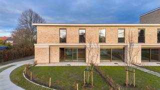 Danneels bouwde deze halfopen bebouwing in moderne stijl in ons toekomstgerichte nieuwbouwproject ‘Bosveld’ in Aalst. Een residentiële en groene omgeving, dicht bij het stadscentrum en alle voorzieningen.  <br /><br />Deze woning kan <strong>in enkele maanden woonklaar</strong> worden afgewerkt volgens jouw smaak en wensen. <br /><br />Deze woning is rustig gelegen, middenin een <strong>mooie parktuin</strong> en bijzonder functioneel ingedeeld. Zithoek, eetkamer en keuken vormen een mooi geheel dat optimaal in verbinding staat met de zuid gerichte tuin en het terras.<br /><br />Op de verdieping hebben we <strong>drie ruime slaapkamers</strong>, een badkamer, berging en een apart toilet. Bij de woning hoort ook een buitenberging, een autostaanplaats én een fietsenberging.<br /><br />Een geothermische warmtepomp, vloerverwarming, zonnepanelen en slimme ventilatie zorgen voor een optimaal comfort en een lage energiefactuur.<br /> 