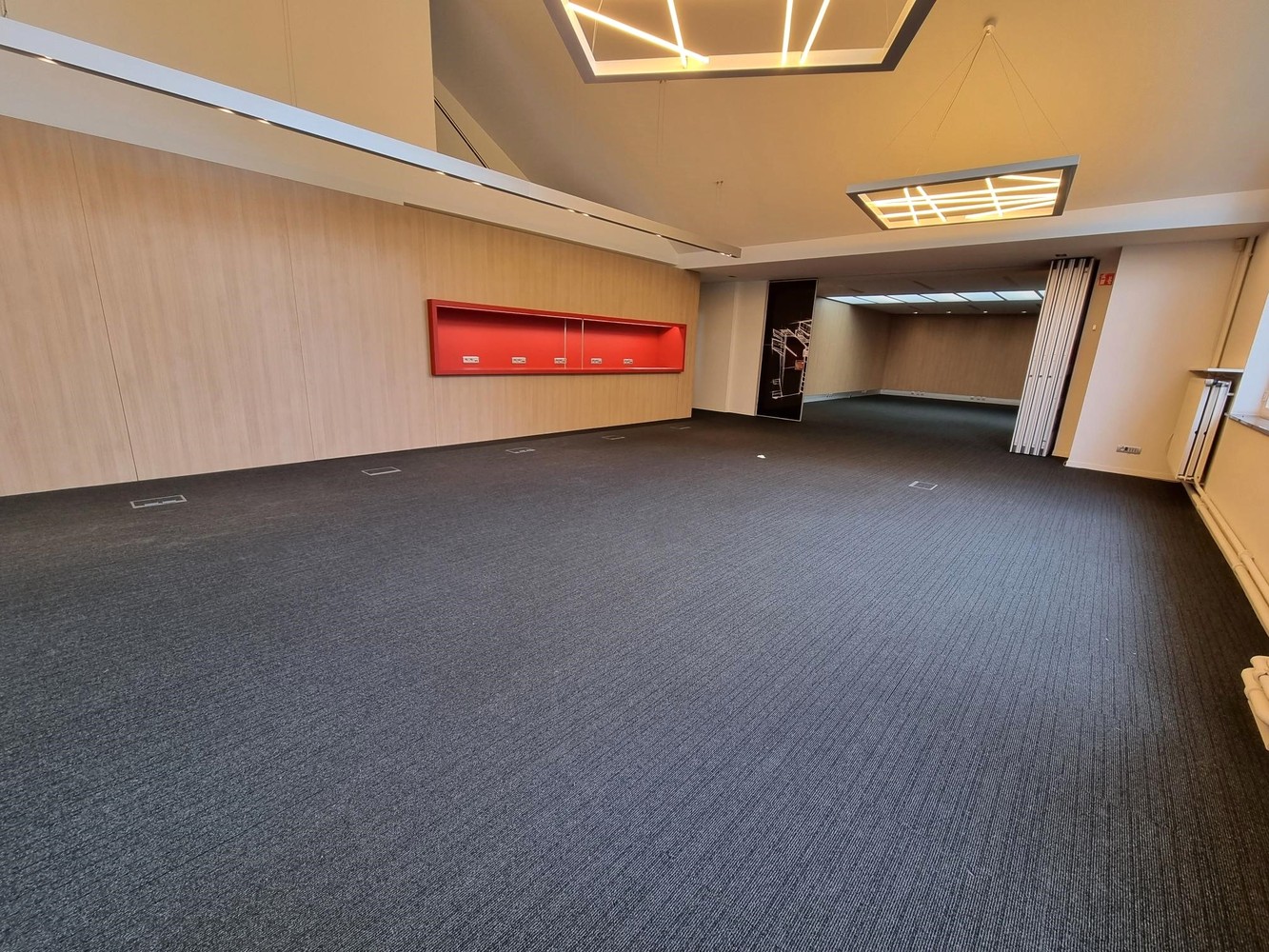 Kantoorgebouw met magazijnruimte, bruto vloeropp 1770 m² op een perceel gelegen van 49a85ca. - foto 4