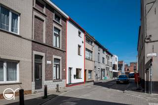 Wenst u graag een bezoek? Plan zelf uw afspraak op onze kijkdag : https://zeemstraat35.rosseel.be/<br />Indien meerdere keren de vraagprijs wordt geboden op de bezoekdag van 22-25/05 behoudt de eigenaar zich het recht om eventueel onder gesloten enveloppe te laten bieden door degene die de vraagprijs boden.<br />Deze mooie woning werd volledig gerenoveerd in 2022 en is gelegen in een rustige straat vlakbij het station Gent Dampoort en het klein begijnhof.<br />De woning heeft een EPC A. De elektriciteit is conform tot 2051. De voor- en achtergevel werd recent geïsoleerd.<br />Verlichting: installatie met Philips Hue. Ventilatie Type D<br /><br />De woning omvat een inkomhal, een leefruimte, een ingerichte keuken met eetplaats, een bureauhoek en een toilet en wasplaats. Kelder aanwezig<br />Op de eerste verdieping bevindt zich de eerste slaapkamer en een badkamer met wastafel en douche.<br />Op de 2e verdieping bevindt zich nog een 2e ruime kamer.<br /><br />De koer wordt nog volledig afgewerkt met een houten plankenvloer (Thermowood).<br />De woning is volledig instapklaar en werd afgewerkt met duurzame materialen.