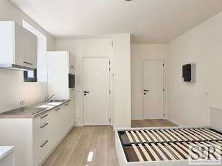 <p><span>In het bruisende centrum van Mechelen, op wandelafstand van het station en de hogescholen ligt dit toffe, kleinschalige gebouw voor 5 studenten.<br /><br />Ben jij nog op zoek naar een gezellige, moderne én instapklare studenten studio voor het komende academiejaar? Goed nieuws: in dit volledig gerenoveerde studentenhuis is nog 1 studio beschikbaar! <br /><br /></span><span></span>De studio is met zorg afgewerkt en voorzien van:</p>
<ul>
<li>
<p>Stijlvol interieur met natuurlijke lichtinval</p>
</li>
<li>
<p>Eigen sanitair</p>
</li>
<li>
<p>Moderne keuken en gemeenschappelijke ontspanningsruimte</p>
</li>
<li>
<p>Veilige fietsenberging met wasmachine en droogkast</p>
</li>
</ul>
<p><span>Ideaal voor studenten die houden van comfort, privacy én een centrale ligging. </span><span></span></p>
<p><span>➡️ Studio vrij van ca 21m² (met eigen keuken en sanitair)</span><br /><span>➡️ Gloednieuwe voorzieningen</span><br /><span>➡️ Kleinschalig gebouw met veel natuurlijke lichtinval<br />➡️ Prijs € 730 + € 65 voorzieningen </span></p>
<p>Aarzel niet en plan je bezoek in via de knop ‘maak een afspraak’ op onze website immoSIR.be<span></span></p>