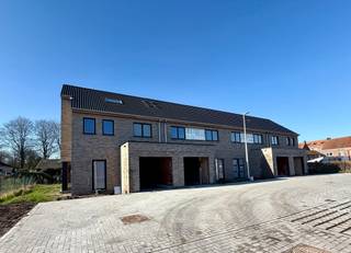 <p>Jouw ideale thuis, in onze nieuwe verkaveling met nog 9 energiezuinige woningen.<br /><br />Prijzen vanaf 317.000€ (excl. kosten) - 352.000€ (excl. kosten). Grond oppervlakte vanaf 139m2 - 364m2. <br /><br />Voor elk budget &amp; elke smaak bieden wij keuze uit 5 unieke bouwstijlen, van halfopen tot gesloten bebouwing en van 1 tot 2 bouwlagen.<br />Bijzondere aandacht gaat uit naar een veilige, groene en rustige leefomgeving.<br /><br />Bepaal zelf de finishing touch van jouw droomhuis, met inspraak in de afwerking.<br /><br />Ervaar de mogelijkheden in onze modelwoning, beschikbaar na afspraak.<br /><br />Geniet van een groene toekomst met voorzieningen zoals een warmtepomp en zonnepanelen.<br />Dit is jouw kans om te wonen op een plek waar stijl, inspraak en duurzaamheid samenkomen. Welkom in jouw toekomstige thuis!<br /><br />Meer informatie? <br />Info@yess-vastgoed.be - 050 / 33 59 03</p>