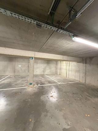 Bent u op zoek naar een eigen, praktische parkeerplaats in Genk?<br /><br />Dan bieden deze twee autostaanplaatsen aan het woonzorgcentrum Hof Van Gan een interessante opportuniteit.<br />Het gaat om de autostaanplaatsen 41 en 42, die zich bevinden aan Bochtlaan 60 in Genk.<br />De autostaanplaatsen worden bij voorkeur samen verkocht voor € 30.000. Het is daarnaast ook mogelijk om één autostaanplaats afzonderlijk aan te kopen voor € 17.500.<br /><br />Troeven<br />✔ Gelegen aan woonzorgcentrum Hof Van Gan<br />✔ Praktische ligging in Genk<br />✔ Samen te koop voor € 30.000<br />✔ Geschikt voor eigen gebruik of als investering<br /><br />Interesse?<br />Bel ons via 089 391 555 of mail naar info@frerevastgoed.be.