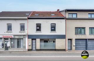 <br /><span>TE RENOVEREN RIJWONING IN HET CENTRUM VAN AS<br /><br />Langs de Steenweg ter hoogte van huisnummer 78 vinden we deze te renoveren woning terug op een perceel van 1,66 are. Dankzij de centrale locatie zijn alle voorzieningen zoals winkels, scholen, het centrum van As en de omliggende gemeentes Opglabbeek en Genk alsook de oprit van de E314 zeer vlot bereikbaar.<br /><br />Deze woning kan mits de nodige renovatiewerken omgevormd naar een ruime gezinswoning. Mede door de hoge plafonds van bijna 3 meter bulkt deze woning van het potentieel! Hou er rekening mee dat de achterbouw ( zoals aangeduid op de indelingsplannen ) om stedenbouwkundige redenen dient afgebroken te worden door de koper van deze woning. Wel mag er nog een viertal meter dieper bijgebouwd worden achter het hoofdgebouw zolang er maar voldoende tuinzone (10 meter diepte) overblijft.</span><br /><br /><span>Gelijkvloers beschikt u over een ruim leefgedeelte van bijna 50 m² waar er voldoende ruimte is om een eetplaats, een zithoek en een keuken en eventueel zelfs een aparte inkomhal te creëren. Aanpalend is er de trappenhal naar de eerste verdieping en de toegang naar de kelderberging van 24 m².<br /><br />Op de eerste verdieping zijn er 3 slaapkamers voorhanden en een overloop van waaruit een vaste trap naar de zolderverdieping vertrekt. Aangezien op deze zolderruimte vrij eenvoudig 1 à 2 slaapkamers gecreëerd kunnen worden is het ons advies om een nieuwe badkamer te installeren op de kleinste slaapkamer op de eerste verdieping.</span><br /><br /><span>Door de afbraak van de achterbouw zal er bovendien een ruime tuinzone ontstaan waar een gezellig terras en eventueel zelfs een gazon kan aanleggen.  Voor de deur van de woning is er trouwens altijd voldoende parkeergelegenheid.</span><br /><br /><span>Enkele TROEVEN van deze woning opgelijst:<br /><br />+ Topligging in het centrum van As<br />+ Karaktervolle woning boordevol potentieel<br />+ Hoge plafonds van bijna 3 meter<br />+ 4 ruime slaapkamers</span><br /><br /><span>Kortom, een rijwoning met veel potentieel op een goede locatie in het centrum van As. Meer info? Contacteer Maarten Delbroek via maarten@vestio.com of bel naar 0471/034804.</span><br /> 