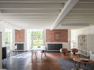 <strong>Ruime loft met industrieel karakter en twee terrassen, gelegen op de tweede bouwlijn aan de Lousbergskaai.</strong><br /><br />Verscholen op de tweede bouwlijn, aan het water van de Visserij, bevindt zich deze ruime loft op een rustige locatie, op wandelafstand van het historisch centrum van Gent.<br /><br />Deze loft maakt deel uit van het unieke project ‘Lousbergsgesticht’, een herontwikkeling van o.m. appartementen, lofts en kantoorruimtes in een gebouw met bijzonder veel authenticiteit en karakter.<br /><br />Dankzij de centrale ligging geniet u van een vlotte bereikbaarheid, terwijl u thuis tot rust komt met zicht op het achterliggende groen en de vijver.<br /><br />De loft wordt gekenmerkt door hoge plafonds, grote raampartijen en een industriële uitstraling die zorgt voor een aangenaam gevoel van ruimte en licht. De huidige indeling omvat vier slaapkamers en twee badkamers, waardoor de woning zich leent voor uiteenlopende woonwensen.<br /><br />Twee privatieve terrassen vormen een mooie aanvulling. Eén terras kijkt uit op het achterliggende groen met vijver.<br />Een rustige plek om van het buitenleven te genieten in het centrum van de stad.<br /><br /><strong>Kortom, een ruime loft met karakter op een rustige ligging, vlak bij het water en op wandelafstand van het historische centrum van Gent.</strong>