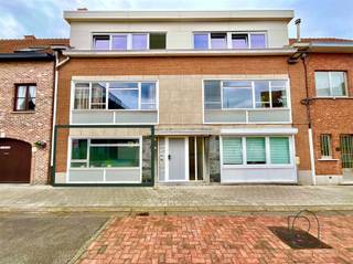 Ontdek dit charmante gelijkvloerse appartement met één slaapkamer en een prachtige, zonnige tuin op het zuidwesten, gelegen in de nabijheid van...