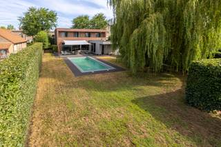 Deze moderne villa met 4slk en 2bdk, ruim zwembad en grote garage op een groen perceel van 1.282m² gelegen in een doodlopende straat op een steenworp van het bruisende centrum van Hoogstraten, scholen, Horeca, ontspanning en sport.<br /><br />Indeling:<br />Gelijkvloers:<br />- Inkomhal met vestiairekast en gastentoilet<br />- Zeer ruime woonkamer met eetkamer<br />- Open luxe leefkeuken<br />- Berging<br />- Badkamer vlak aan de achterdeur/zwembad<br /><br />Verdieping:<br />- 4 slaapkamers met toegang tot een terras<br />- Badkamer<br />- Berging<br />- Nachthal<br /><br />Dubbele garage met dubbele carport achteraan het perceel<br /><br />Bijzonderheden:<br />- Zwembad 13x5m met elektrische roldek<br />- Massieve parket- en natuurstenen vloeren<br />- 2022: 5460Wp zonnepanelen met batterij van 10kwp<br />- Achterbouw is nadien aangebouwd
