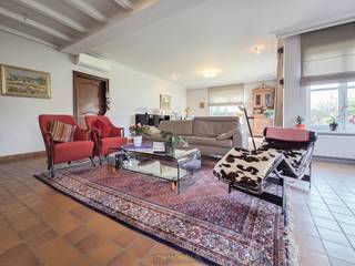 <br /><br />STATIGE VILLA met een BEWOONBARE OPPERVLAKTE van ca. 406 m², gelegen op een VLOT BEREIKBARE LOCATIE in Elene (Zottegem). Dankzij de combinatie van een RUIME GEZINSWONING en een VOORMALIGE DOKTERSPRAKTIJK met APARTE INGANG biedt deze eigendom een UITZONDERLIJKE OPPORTUNITEIT voor wie wonen wil combineren met een VRIJ BEROEP, PRAKTIJK of ZELFSTANDIGE ACTIVITEIT. De woning onderscheidt zich door haar ROYALE VOLUMES, VEELZIJDIGE INDELING en TAL VAN UITBREIDINGSMOGELIJKHEDEN, waardoor ze perfect aansluit bij de behoeften van een GROOT GEZIN of een PROFESSIONELE ACTIVITEIT AAN HUIS.<br />De indeling gaat als volgt: vooraan bevindt zich de praktijkruimte, bereikbaar via een aparte inkomhal met toilet, die toegang geeft tot een wachtzaal en een praktijk- of bureauruimte. Achterliggend bevindt zich de privatieve inkomhal met gastentoilet, vanwaar u toegang heeft tot de ruime en lichtrijke woonkamer. Aansluitend vindt u de ingerichte keuken, die rechtstreeks verbonden is met de dubbele inpandige garage, wat zorgt voor extra comfort en praktische bergruimte. Op de 1ste verdieping geeft de nachthal met vide toegang tot 4 ruime slaapkamers, waarvan één momenteel is ingericht als bureauruimte, een ingerichte badkamer en een apart toilet. Daarnaast beschikt de woning over een ruime zolder, die tal van mogelijkheden biedt voor het creëren van extra slaapkamers, een hobbyruimte of een polyvalente ruimte.<br />Buitenshuis geniet u van een ruime oprit met voldoende parkeergelegenheid voor bewoners en bezoekers, evenals van een gezellige tuin, waar u in alle rust kan ontspannen.<br /><br />Adres: Dassegemstraat 3 te Elene (Zottegem)<br /><br />EPC: 397kWh/m², G-score A en P-score B, Geen renovatieverplichting van toepassing, Bestuursmaatregelen in het maatregelenregister: Neen, Beschikbaar bij akte.
