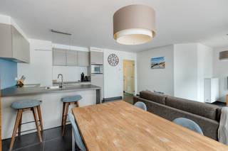 Op een steenworp van de Zeedijk en het centrum van Blankenberge bevindt zich dit instapklare appartement op de eerste verdieping van de...