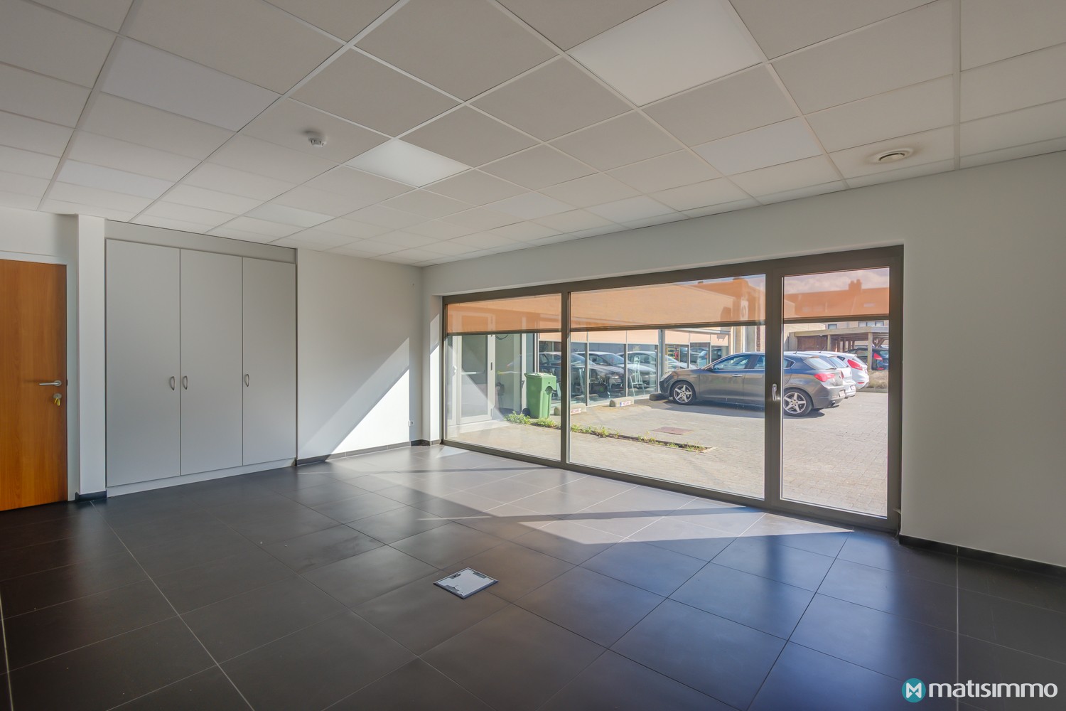 PRAKTIJKRUIMTE MET 10 PARKEERPLAATSEN TE HUUR IN HET CENTRUM VAN HOESELT - foto 1