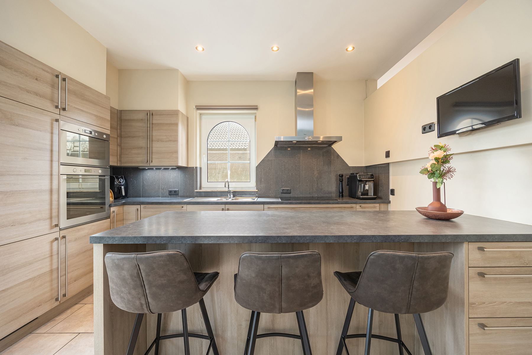 INSTAPKLARE, RIANTE GEZINSWONING MET 5 SLAAPKAMERS,  RUIMTE VOOR VRIJ BEROEP, INPANDIGE GARAGE IN KELDER EN GUNSTIG EPC OP PERCEEL VAN 11A30CA TE OUDSBERGEN - foto 5