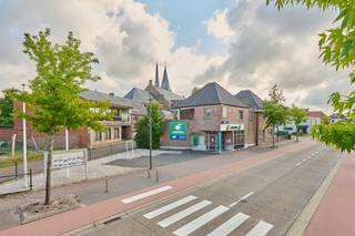 Gelijkvloerse kantoorruimte van 220m² aan de Kamperbaan, de verbindingsweg tussen Hechtel en Leopoldsburg. Op dit moment is de ruimte nog ingericht als bankkantoor maar deze kan in overleg met de nieuwe huurder door de eigenaar aangepakt worden. Het pand beschikt over privatieve parkeerplaatsen en publieke parkeerplaatsen naast de weg. De buitenzijde van het pand zal eerstdaags grondig aangepakt worden.<br /><br />KENMERKEN KANTOREN:<br />- oppervlakte: 220m² (indien beschikbaar is de ruimte nog uit te breiden met de bovenverdieping)<br />- verwarming op gas<br /><br />TROEVEN:<br />- zichtlocatie langs drukke baan<br /><br />Wg – Vg – Gmo – Gvkr – Gvv<br /><br />Meer info: 011/399050 of info@jansenrealestate.be