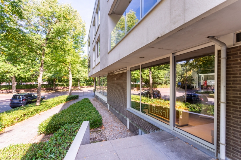 Prachtig handelspand met 2 grote etalages, gratis parking! Toplocatie Patio Donk! - foto 1