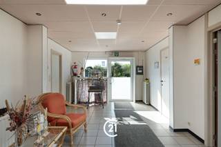 <p>Op een perceel van maar liefst 46a56, rustig gelegen in woongebied te Burst, bevindt zich dit veelzijdig complex met tal van mogelijkheden.</p><p>Het gebouw omvat momenteel 16 verhuurde serviceflats, wat zorgt voor een onmiddellijk rendement. Daarnaast beschikt het geheel over een gemeenschappelijke eetzaal, ingerichte keuken en diverse praktische ruimtes.</p><p>Buiten geniet u van een ruime tuin en aangename buitenomgeving, ideaal voor bewoners en bezoekers. Verder zijn er 2 garageboxen en meerdere parkeerplaatsen aanwezig.</p><p>Deze eigendom biedt niet alleen de mogelijkheid om de bestaande exploitatie verder te zetten, maar leent zich eveneens uitstekend tot herontwikkeling of een nieuw project, mits de nodige vergunningen.</p><p>Een zeldzame opportuniteit voor investeerders of projectontwikkelaars op zoek naar een rendabele en toekomstgerichte investering.</p>