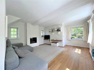 Karaktervolle en charmante villa in de typische Zoutestijl genietend van een prachtige groene omgeving. <br />Gelegen in het Zoute, op wandelafstand van de Royal Zoute Golf Club, de winkels en de zee. <br /><br />Indeling: inkomhal met vestiaire en toilet, living met een open haard , eetkamer, open keuken, 3 slaapkamers, 2 badkamers. Wasruimte en berging. <br />Zuidgericht terras en tuintje. <br />Garage voor 1 wagen en een staanplaats voor de villa.