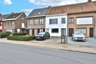 Welkom in een woning waar ruimte, licht en zuidgerichte tuinbeleving hand in hand gaan!Op een zuidgericht perceel van 302 m² bevindt zich deze solide...