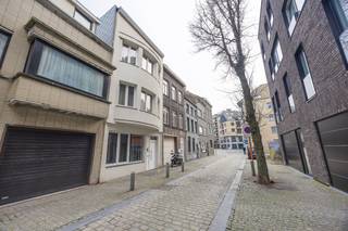 In het bruisende centrum van Oostende bevindt zich dit instapklare opbrengsteigendom, bestaande uit 3 volledig gerenoveerde appartementen, elk met...