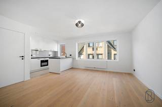 <p>Laatste appartement te koop in deze volledig vernieuwde residentie!<br /><br />Bent u op zoek naar een instapklaar, energiezuinig en modern appartement? Dan is dit uw kans! Dit volledig gerenoveerde appartement werd afgewerkt met kwalitatieve materialen en is nog nooit bewoond sinds de renovatie.<br /><br />De indeling omvat een lichtrijke leefruimte met een open, volledig geïnstalleerde keuken voorzien van splinternieuwe toestellen, twee volwaardige slaapkamers, een stijlvolle badkamer met inloopdouche en een apart gastentoilet.<br /><br />Geniet bovendien van een ruim zonnig terras, een **privatieve kelder en een centrale ligging op korte afstand van het centrum van Wevelgem, met winkels, scholen en openbaar vervoer binnen handbereik.<br /><br />Ook als investering is dit een uitstekende opportuniteit. Dankzij de energiezuinige renovatie, de moderne afwerking en de gegeerde ligging biedt dit appartement een perfecte verhuurbaarheid.<br /><br />Garage verplicht bij aan te kopen voor € 15.000.<br /><br />Interesse? Contacteer ons vandaag nog voor een bezoek via feline@immobeguin.be</p>