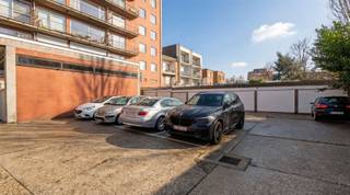 <p><span>Te koop: 3 garageboxen &amp; 2 autostaanplaatsen te Grotesteenweg 404 - 408, Berchem</span></p><p><span>Achter het gebouw aan de Grotesteenweg 404-408 te Berchem bieden wij 3 afgesloten garageboxen en 2 autostaanplaatsen te koop aan. Een uitstekende investering of praktische oplossing voor eigen gebruik in een vlot bereikbare buurt.</span></p><p><span> </span></p><p><span>Troeven</span></p><p><span>- Rustig en discreet gelegen achter het gebouw</span></p><p><span>- Automatische poorten bij de garageboxen</span></p><p><span>- Ideaal voor eigen gebruik of verhuur</span></p><p><span>- Goede bereikbaarheid en centrale ligging in Berchem</span></p><p><span> </span></p><p><span>Beschikbaar</span></p><p><span>- Garagebox G11: 34.000 euro</span></p><p><span>- Garagebox G12: 33.000 euro</span></p><p><span>- Garagebox G10: 65.000 euro</span></p><p><span>- Autostaanplaats S22: 15.000 euro</span></p><p><span>- Autostaanplaats S24: 15.000 euro</span></p><p><span> </span></p><p><span>Interesse? Neem gerust contact op voor meer informatie of een bezichtiging.</span></p>