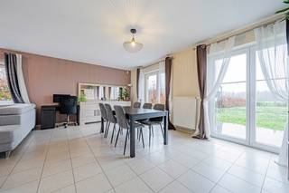 Située à Silly, cette maison individuelle 4 façades construite en 2012 offre un cadre de vie confortable et soigné sur un terrain de 1.309 m².D’une...