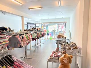 <p><span>WINKEL- OF KANTOORRUIMTE 85M² IN CENTRUM PUURS</span></p><p><span>Ligging in centrum nabij station met vlotte bereikbaarheid via N16, A12, N17 en E17</span></p><p><span> </span></p><p><span>Winkel- of kantoorruimte (63m²) geschikt voor diverse doeleinden / berging (5,7 x 2,7m) / keuken (3 x 2,3m) / sanitair.<br /><br /></span></p><p><span>Onroerende voorheffing ten laste van huurder.</span></p><p><span> </span></p>