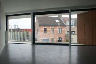 <span><u><strong>BEZOEKMOMENT VOLZET</strong></u></span><br /><br />In de Hollestraat, net buiten de ring rond Leuven, bevindt zich dit appartement met twee slaapkamers en een ondergrondse parkeerplaats. Op wandelafstand liggen winkels, openbaar vervoer en het centrum van Leuven, terwijl de ring, de E314 en de E40 vlot bereikbaar zijn. Het pand combineert deze centrale ligging met een opvallend laag energieverbruik.<br /><br />U komt binnen in de lichtvolle leefruimte, die in open verbinding staat met de volledig ingerichte keuken. Een aparte berging met aansluiting voor wasmachine en droogkast sluit hierop aan. Vanuit de leefruimte hebt u toegang tot een ruim terras. <br />De twee ruime slaapkamers bevinden zich naast de badkamer, uitgerust met douche en ligbad, en een apart toilet.<br /><br />Het appartement beschikt over een private kelder, een ondergrondse parkeerplaats en een gemeenschappelijke fietsenstalling.<br /><br />Wat de energiezuinigheid betreft, geniet deze woning van uitstekende <strong>EPC score A</strong>.<br />De huurprijs bedraagt <strong>€ 1125</strong> per maand, met een maandelijkse provisie van <strong>€ 75</strong> voor de gemeenschappelijke delen. De nutsvoorzieningen zijn ten laste van de huurder. Het appartement is beschikbaar vanaf <strong>01/11/2026</strong>.<br /><br />Interesse in een bezichtiging? Plan snel een afspraak op https://immojanstas.be/nl/huren via onze online agenda, de snelste en efficiëntste manier om een bezichtiging in te plannen! Voor vragen zijn wij beschikbaar op het nummer 016 23 90 81, elke weekdag van 10u tot 13u.