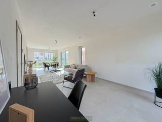 <u><strong>Verkoop onder btw-stelsel (21%)</strong></u><br /><br /><strong>STIJLVOLLE GEZINSWONING</strong> combineert <strong>HEDENDAAGSE ARCHITECTUUR</strong> en een <strong>UITZONDERLIJK WOONCOMFORT</strong> midden in het groen. Gelegen in de Klaproosstraat, maakt woonproject Bolderik indruk met zijn <strong>NATUURLIJKE INTEGRATIE IN HET LANDSCHAP</strong> en zijn <strong>LICHTE, OPEN RUIMTES</strong>. Elke woning biedt <strong>VIER VOLWAARDIGE SLAAPKAMERS</strong>, een ruime badkamer met dubbele lavabo, douche en ligbad, én een <strong>GEZELLIGE LEEFRUIMTE MET OPEN KEUKEN</strong> en praktische bergingen. Dankzij de <strong>ROYALE RAAMPARTIJEN</strong> geniet je volop van zonlicht en zicht op de omliggende natuur. Buitenshuis is het heerlijk vertoeven in de <strong>ZUIDGERICHTE, ONDERHOUDSVRIENDELIJKE TUIN</strong>. Daarnaast kan u genieten van een <strong>PRAKTISCHE CARPORT </strong>(plaats voor <strong>2 WAGENS</strong>) aan de woning. Gelegen in het <strong>CHARMANTE SCHELDEWINDEKE</strong>, een deelgemeente van Oosterzele <strong>TUSSEN OUDENAARDE, ZOTTEGEM EN WETTEREN</strong>, woon je hier rustig maar toch centraal, met een <strong>VLOTTE VERBINDING NAAR GENT EN BRUSSEL</strong>. <strong>FIETS- EN WIELERLIEFHEBBERS </strong>halen hun hart op in de buurt, met <strong>ICONISCHE ROUTES</strong> en kasseistroken vlakbij.<br /><br />Adres: Klaproosstraat LOT 14 te Scheldewindeke (Oosterzele)<br /><br />Label A; G-score: A