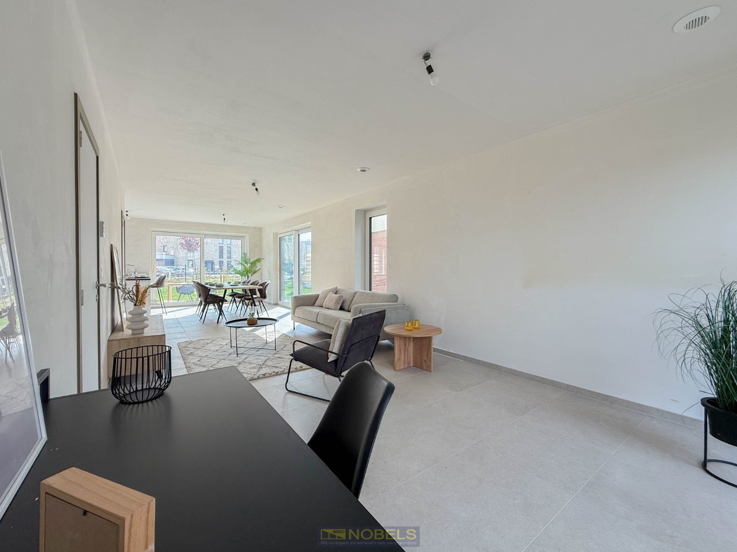 Te koop, lichtrijke nieuwbouwwoning met vier slaapkamers en tijdloze charme - foto 2