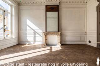 <p><strong>Wonen in een beschermd monument, met het comfort van vandaag</strong><br />In het hart van Turnhout begint een van de meest iconische herenhuizen van de stad aan een nieuw hoofdstuk. Residentie Het Gerecht verrijst in het voormalige Huis Van Hal: een beschermd neoclassicistisch monument uit 1886, ontworpen door architect Pieter-Jozef Taeymans. Het gebouw deed dienst als statige privéwoning, arbeidsrechtbank en decor voor het VTM-programma Mijn Pop-Up Restaurant. Vandaag wordt dit uitzonderlijke erfgoed met respect gerestaureerd en omgevormd tot een exclusieve residentie met slechts vier royale villa-appartementen.</p>
<p>Authentieke parketvloeren, hoge plafonds, moulures en historische details worden in ere hersteld. Tegelijk worden moderne technieken, energiezuinig comfort en een lift discreet geïntegreerd. Ieder appartement beslaat een volledige verdieping en biedt maximale ruimte, rust en privacy.</p>
<p><strong>Het gelijkvloerse villa-appartement</strong><br />Via de monumentale inkomhal betreedt u een woning met bijna 270 m² woonoppervlakte. De indrukwekkende plafondhoogtes en royale vertrekken creëren een woonbeleving die vandaag nog nauwelijks te vinden is. De leefruimtes vloeien harmonieus in elkaar over: van de elegante zithoek aan de straatzijde, via de imposante eetkamer, tot de ruime leefkeuken met zicht op het groen. Grote raampartijen brengen overvloedig daglicht binnen en verbinden de woning met het terras en de tuin.</p>
<p>De absolute blikvanger is de centrale hal met authentiek trappenhuis en prachtige lichtkoepel. Deze ruimte louter een inkomhal noemen, zou haar tekortdoen. Ze vormt het architecturale hart van de woning en biedt ruimte voor een kunstgalerij, bibliotheek, bureau of sfeervolle bar.</p>
<p>Het appartement telt twee volwaardige slaapkamers, elk met een ensuite badkamer met toilet, bad en douche. De hoofdslaapkamer bevindt zich in de karakteristieke uitbouw en kijkt uit over de private tuin. Zowel vanuit deze kamer als vanuit de leefkeuken heeft u rechtstreeks toegang tot het zonnige terras.</p>
<p>Aansluitend wacht een uitzonderlijk grote private tuin van circa 200 m²: een groene oase en een zeldzame luxe in de stad. Via de tuin bereikt u de private dubbele carport in paddouk met fietsenberging.</p>
<p><strong>Een souterrain vol mogelijkheden</strong><br />Het gebouw beschikt over een historische wijn- en kolenkelder. Daarnaast is het appartement rechtstreeks verbonden met een private kelderruimte van maar liefst 60 m², eveneens bereikbaar met de lift. Dit souterrain leent zich perfect voor een wijn- en degustatiekelder, fitness, wellness, home cinema of ontspanningsruimte.</p>
<p><strong>Afwerking met respect voor het verleden</strong><br />Het appartement wordt volledig afgewerkt opgeleverd, met uitzondering van de definitieve schilderwerken. De authentieke parketvloeren worden gerestaureerd en afgewerkt in een kleur naar keuze. Ook muren, plafonds, moulures en rozetten worden vakkundig hersteld; de muren krijgen reeds een eerste schilderlaag. Voor de keuken en badkamers kiest u zelf de materialen en inrichting. Hiervoor zijn ruime budgetten in de vraagprijs opgenomen.</p>
<p>Ook technisch wordt alles vernieuwd. Het appartement wordt voorzien van domotica, vloerverwarming, nieuwe convectoren, een Viessmann-warmtepomp, ventilatie en voorbereidingen voor gashaarden. Zo geniet u van hedendaags comfort met behoud van het historische karakter.</p>
<p>Het appartement en de private kelder worden verkocht onder registratierechten aan 2% of 12%, afhankelijk van de persoonlijke situatie van de koper. Op de dubbele carport met fietsenberging is 21% btw van toepassing.</p>
<p>De oplevering wordt dit najaar verwacht. Wij leiden u vandaag al graag persoonlijk rond in deze monumentale parel.</p>
<p><strong>Bijna 270 m² wonen, een tuin van circa 200 m², een souterrain van 60 m² en de grandeur van een beschermd monument. Dit is geen appartement, maar een stadsvilla met een verhaal.</strong></p>