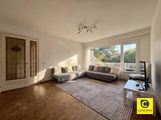 <p><span>Ruim energiezuinig 2-slaapkamerappartement met terras op toplocatie te Berchem!</span></p><p><span>Dit verzorgde 2-slaapkamerappartement is gelegen aan de gegeerde Fruithoflaan in Berchem en geniet van een uitstekende, centrale ligging. Winkels, supermarkten, openbaar vervoer, scholen en belangrijke invalswegen bevinden zich op korte afstand, waardoor u comfortabel woont met alle voorzieningen binnen handbereik. </span></p><p><span> </span></p><p><span>Het appartement heeft volgende indeling:</span></p><p><span> </span></p><p><span>Inkomhal</span></p><p><span>Via de inkomhal bereikt u de verschillende ruimtes van het appartement, de hal is voorzien van een ingemaakte vestiaire kast. Verder beschikt het appartement over een aparte nachthal met een praktische ingemaakte kast, ideaal als extra opbergruimte.</span><span> </span></p><p><span> </span></p><p><span>Leefruimte & keuken</span></p><p><span>De ruime leefruimte van ca. 25 m² geniet dankzij de grote raampartijen van een aangename natuurlijke lichtinval. De warme parketvloer zorgt voor een gezellige en stijlvolle uitstraling. Vanuit de leefruimte heeft u rechtstreeks toegang tot het ruime terras. Alsook is hier een automatisch rolluik aanwezig voor de nodige privacy.</span></p><p><span> </span></p><p><span>De aparte keuken is praktisch ingericht en uitgerust met een koelkast, aparte vriezer, elektrisch kookvuur en vaatwasser. Ook vanuit de keuken heeft u toegang tot het terras, wat zorgt voor extra gebruiksgemak. De keuken is afgewerkt met een onderhoudsvriendelijke tegelvloer. </span></p><p><span> </span></p><p><span>Bovendien zijn de ramen voorzien van vliegenramen.</span></p><p><span> </span></p><p><span>Slaapkamers & badkamer</span><span><br /></span><span>Het appartement beschikt over twee volwaardige slaapkamers. De tweede slaapkamer is voorzien van een ruime ingemaakte kast met legschappen en leent zich perfect als kinderkamer, bureau of logeerkamer.</span></p><p><span> </span></p><p><span>De badkamer is uitgerust met een ligbad, lavabo, aansluiting voor een wasmachine en is afgewerkt met een tegelvloer. Daarnaast is er een afzonderlijk toilet.</span></p><p><span> </span></p><p><span>Terras<br /></span><span>Het ruime, oostgerichte terras van ca. 12,5 m² is bereikbaar via zowel de leefruimte als de keuken. Dankzij de gunstige oriëntatie geniet u hier van de ochtendzon. Bovendien is het terras uitgerust met een elektrisch rolluik, wat zorgt voor extra comfort en privacy.</span></p><p><span>Bij het appartement hoort een privatieve kelder, ideaal voor het opbergen van seizoensgebonden materiaal. </span></p><p><span> </span></p><p><span>Huurprijs en maandelijkse kosten</span></p><p><span>Huurprijs: €930/maand</span></p><p><span>Provisiekosten: €175/maand (verwarming, water en gemeenschappelijke kosten)</span></p><p><span>Beschikbaar: 01/10/2026</span></p><p><span> </span></p><p><span>Extra troeven</span></p><p><span>- Topligging</span></p><p><span>- Terras</span></p><p><span>- Kelder</span></p><p><span>- energiezuinig</span></p><p><span>- radiatoren uitgerust met thermostatische kranen</span></p><p><span>- nieuwe ramen sinds 2023</span></p><p><span> </span></p>