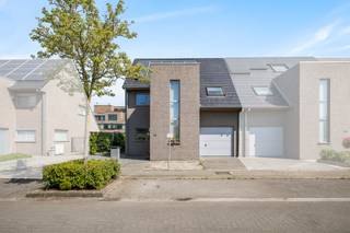 Ben je op zoek naar een prachtige instapklare woning met 4 slaapkamers gelegen op de Zaat in Temse? Zo gevonden!Het recente bouwjaar (2009), de...